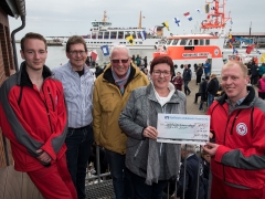 Taufe des neuen Seenotrettungsbootes SRB66 der Deutschen Gesellschaft zur Rettung Schiffbrüchiger (DGzRS) am 01.04.2017 für die Station Juist (Niedersachsen) auf den Namen "Hans Dittmer". Scheckübergabe Juist-Stiftung.