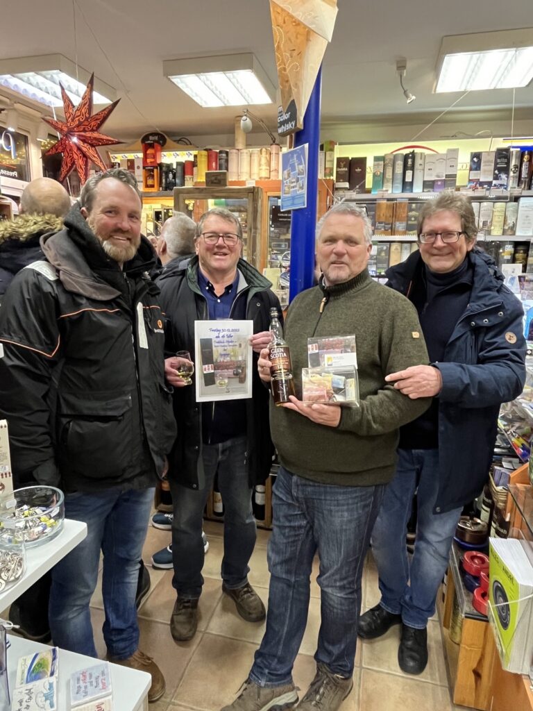 Das Foto zeigt Tim Köhler, Georg Lang, Carsten Poppinga und Franz Tiemann (vlnr). Sie halten ein Einladungsplakat und eine Spendenbox in der Hand.