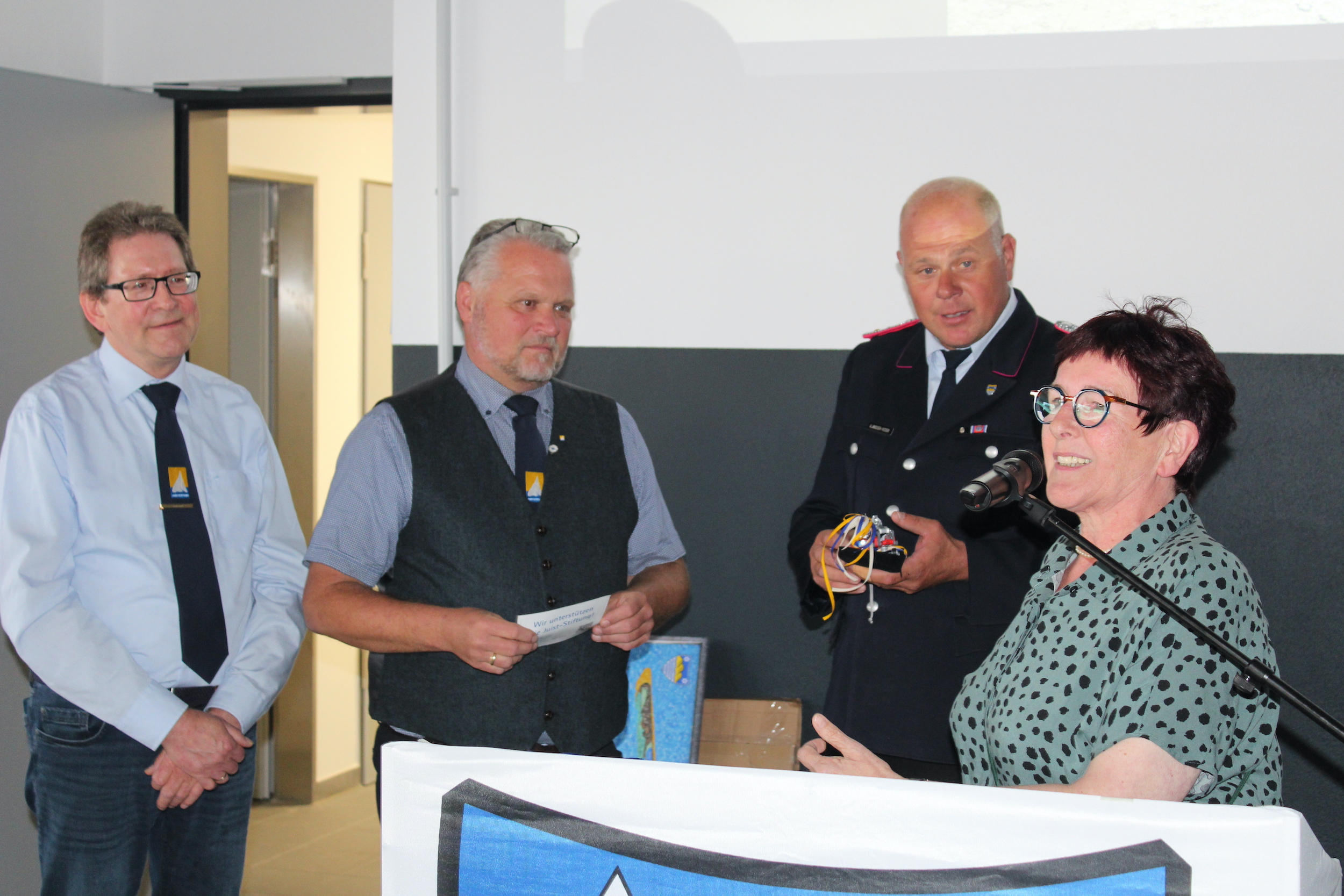 Tiemann, Poppinga, Janssen-Visser, Extra bei der Übergabe eines Geschenks