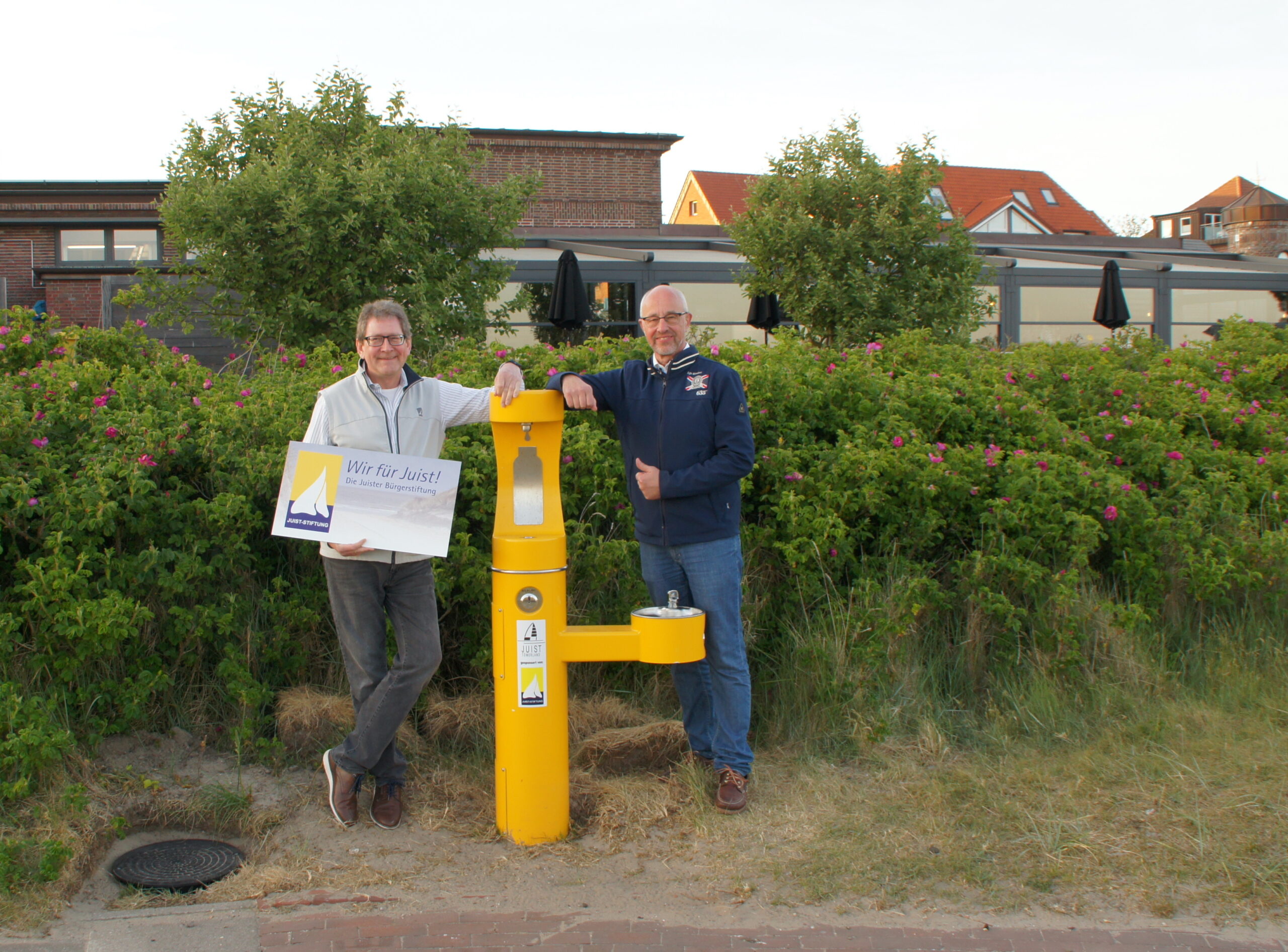 Franz Tiemann (links) und André Ebbighausen an der Trinkwassersäule hinter dem alten Bahnhof